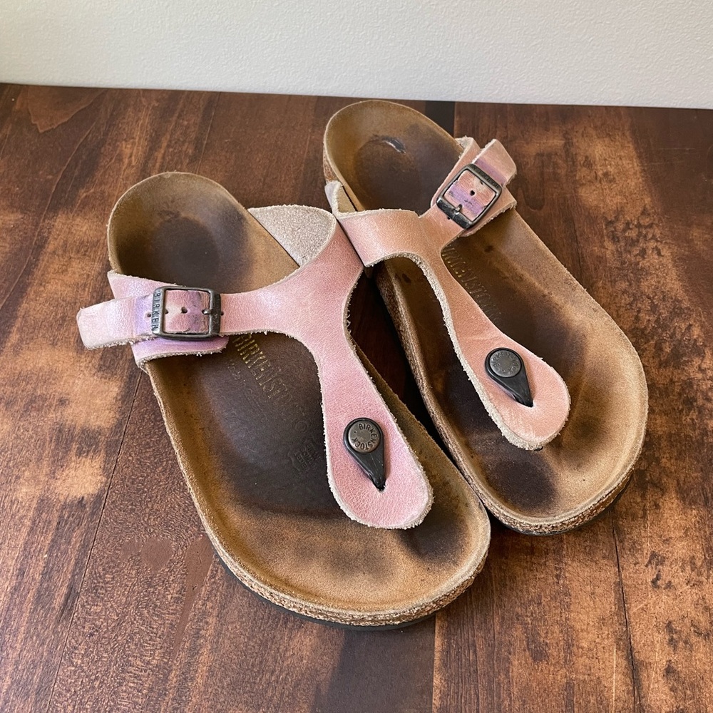 Birkenstock Giza Faded Purple/Pink Leather Straps. Size 37 Regular. US Size 6.